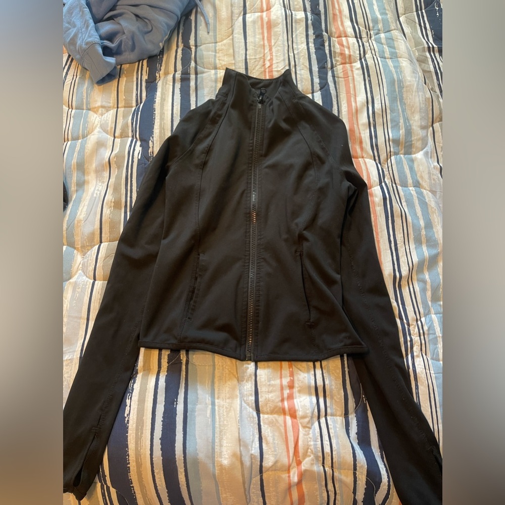 YogaLicious Lux athletic jacket. black with thumb holes and pockets. size xs